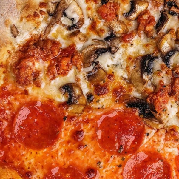 Pizza mitad pepperoni, mitad champiñones y salchicha italiana