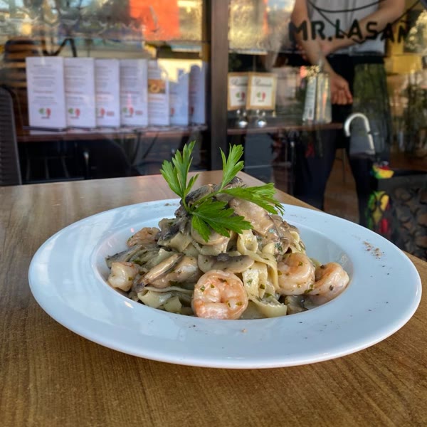 Fettuccine Mari e Monti con camarones y champiñones